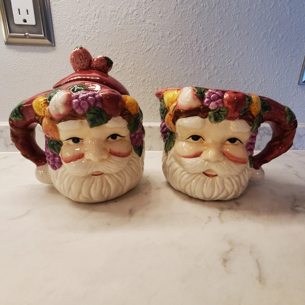 Wang's International Santa Claus Creamer & Sugar Set w/lid. Vintage
